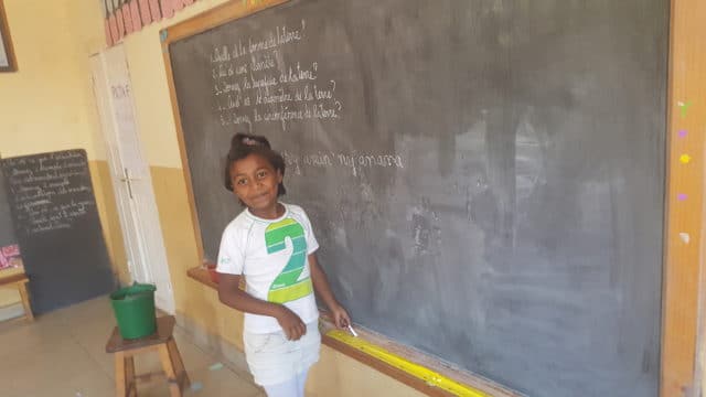Une élève de l'école associative L'île aux enfants