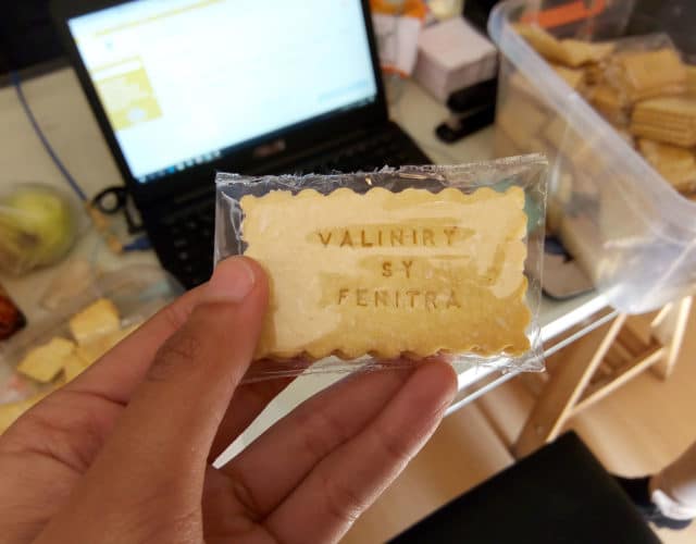 Des biscuits souvenirs de mariage réalisés par Écris moi un biscuit