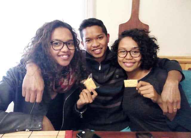 Rindra, Mamy et Salohy (de gauche à droite) les gérants d'Écris moi un biscuit