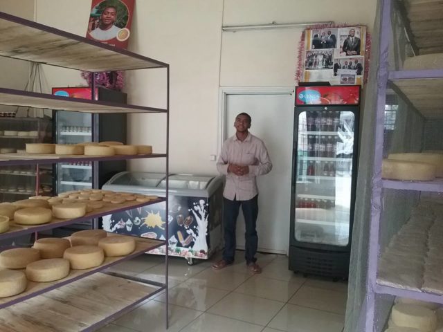 M. Tahina dans l'un de ses points de vente