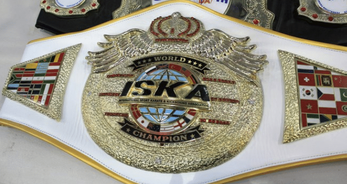 Une ceinture de Champion du monde IKSA identique à celle gagnée par Séverin Mamonjisoa