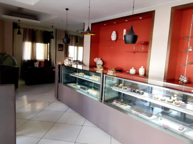 La jolie vitrine à gâteaux de Cœur d'amande :)