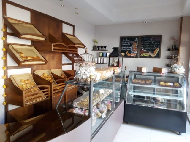 La boulangerie à droite de l'entrée