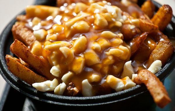 Oulalaaa...regardez-moi ça, de la poutine québécoise : frites, cheddar et sauce brune :) miaaaam