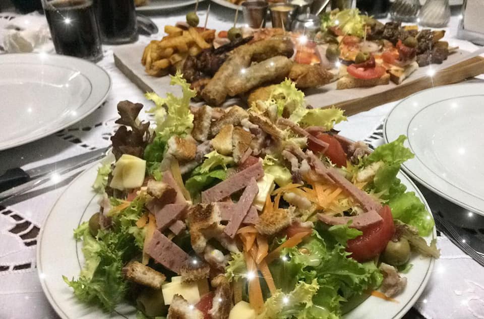 Regardez comment ils dressent les assiettes