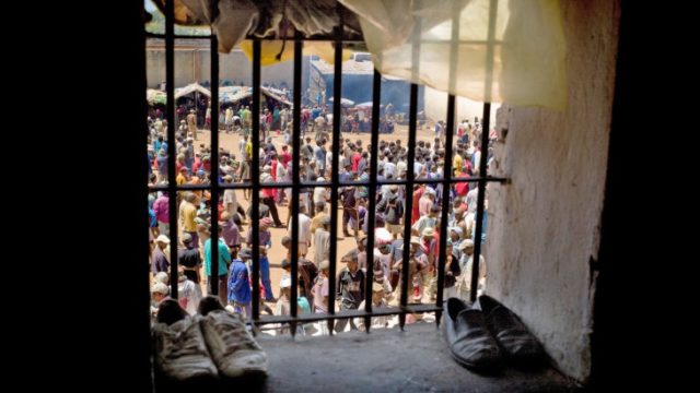 À travers une fenêtre de prison à Antanimora