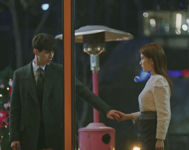 La scène typique du "ne t'en vas pas" dans "Goblin the Lonely and Great God" (2016) : le couple secondaire Lee Dong Hyuk et Yoo In Na