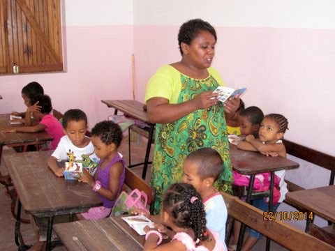 Boky Namako lu dans les écoles