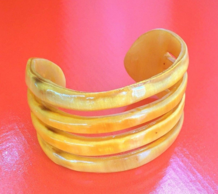 Bracelet made in Madagascar, fabriqué à partir d'une corne de zébu