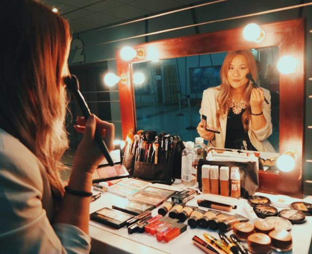 Carleen, devant son miroir, en train de se maquiller