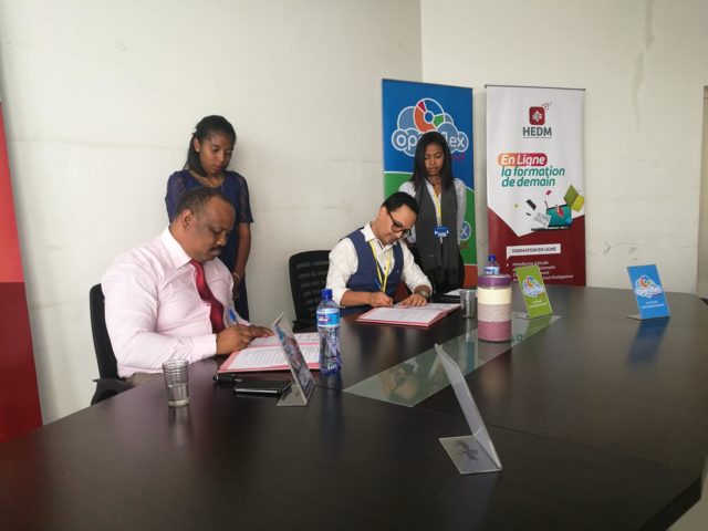 Mr Tsohara Sarobidy, DG d'HEDM et Simon Lee, gérant d'Openflex, lors de l'officialisation du partenariat entre les deux entités
