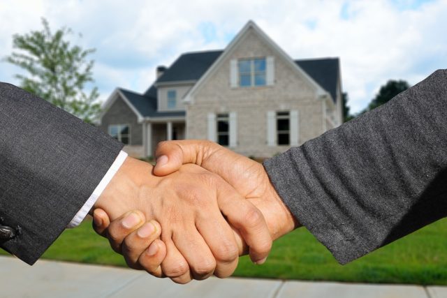 Recourir à un agent immobilier : une alternative moins risquée et plus rapide