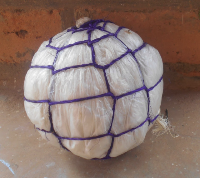 Le bôl sasé ou tout simplement un ballon fait de sachets plastiques compactés