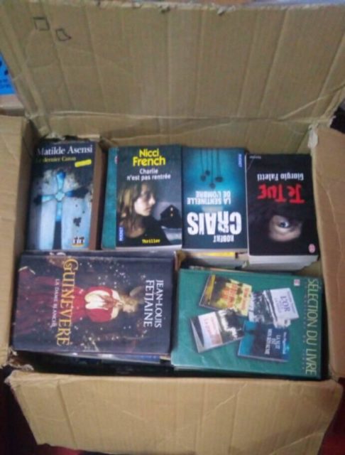 L'un des fameux cartons remplis de livres