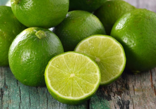 À la fois dégraisseur et antyoxidant, le citron propose de nombreuses vertus
