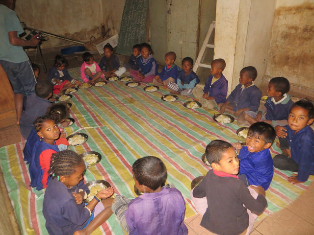 Aujourd'hui, le centre accueille plus d'une cinquantaine d'enfants. Sur cette photo, les tous petits à l'heure du déjeuner
