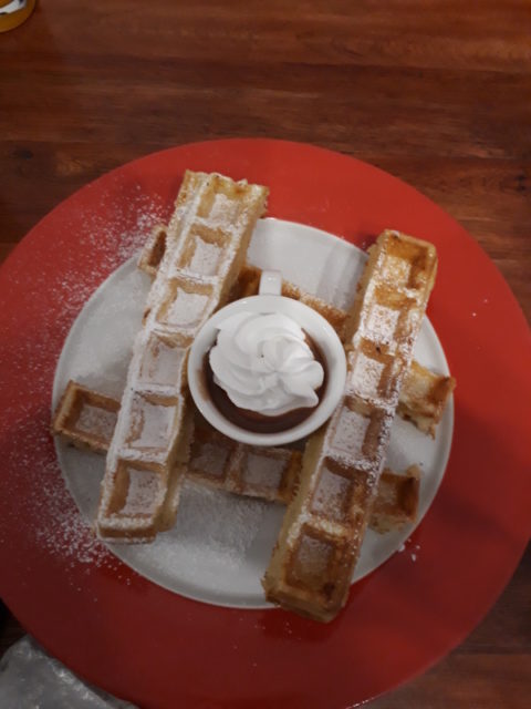 La tête de la gaufre capuccino « dips choco-café, chantilly, bâtonnets de gaufre »