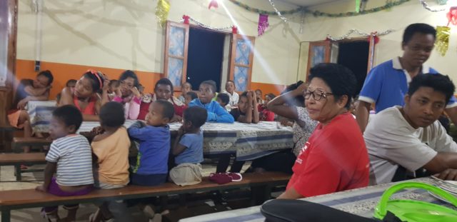 L'impatience de recevoir leurs cadeaux se lisait sur leurs visages