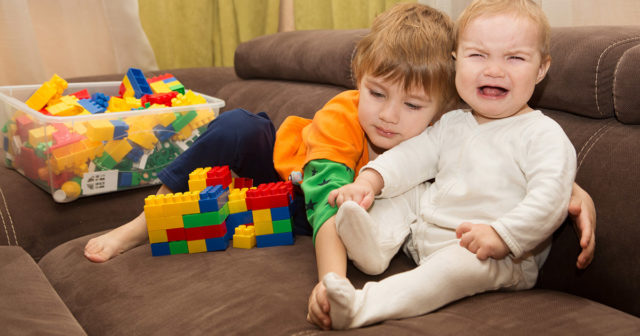 Va falloir calmer le petit avant que les parents ne s'en mêlent