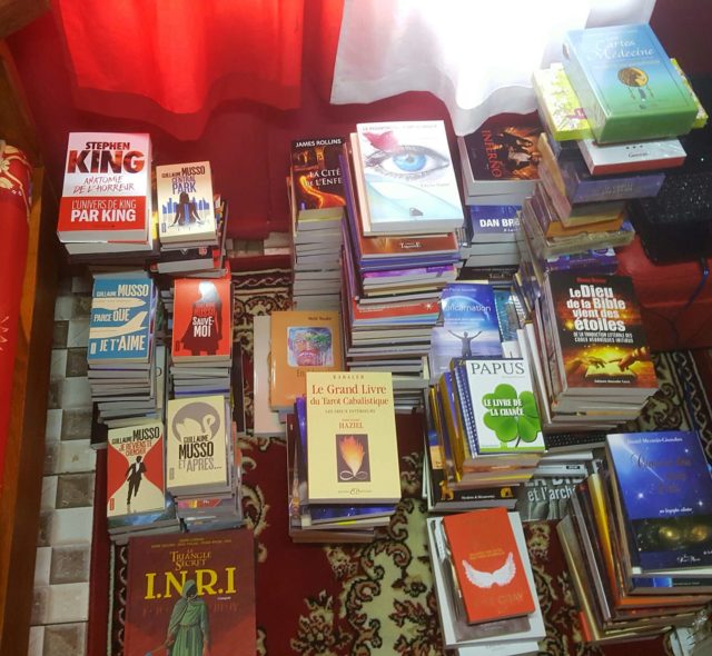 Outre les quelques milliers de livres aux murs d'Ankoay, voici un petit aperçu de ceux qui attendent dans un coin