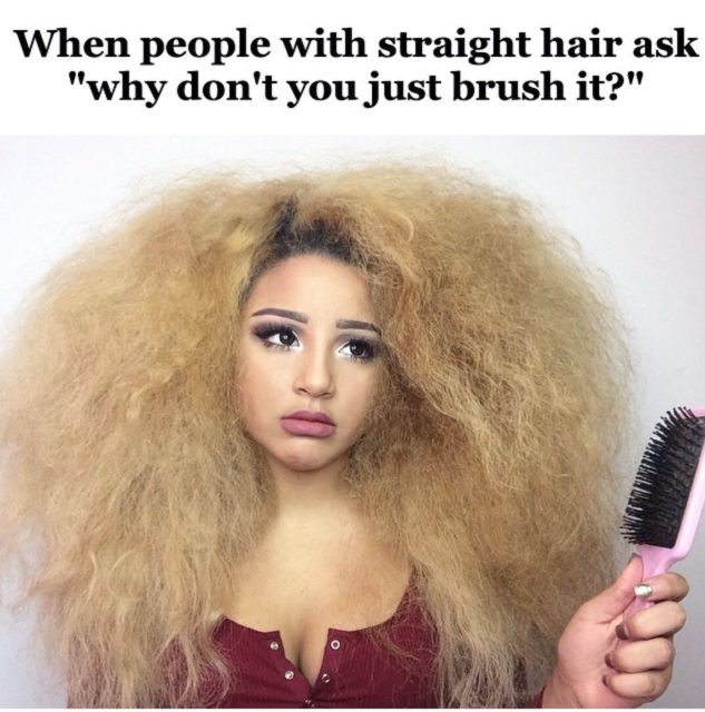 Voilà le résultat quand une fille aux cheveux bouclés se brosse les cheveux