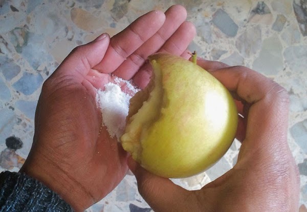 Une pomme mangée à "la malgache", ça donne l'eau à la bouche !
