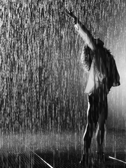 La pluie ne fait pas fuir celle qui garde ses cheveux au naturel