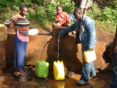 À défaut d'eau courante, on se rabat sur les fontaines publiques