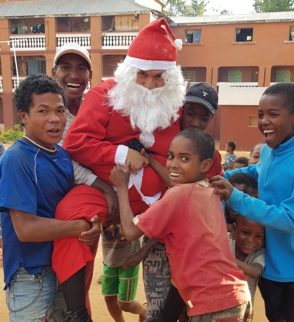 Oui, ils ont vraiment soulevé le Père Noël !