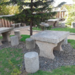 Les tables et tabourets en pierre sont du plus bel effet dans le jardin