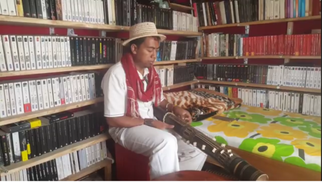 Ankoay et son valiha, un instrument de musique typiquement malgache