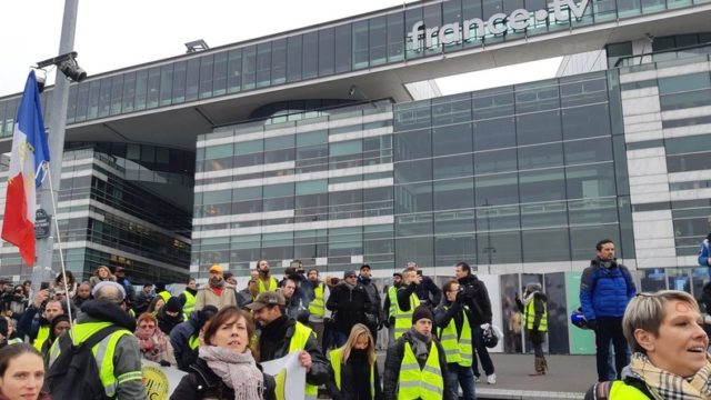 L'acte VII voit la prise d'assaut de certains médias