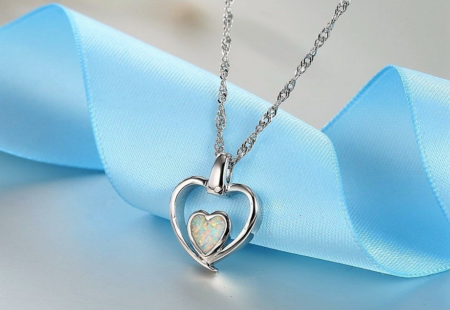 Ce collier cœur opale fait partie des vrais bijoux fantaisie en argent 925 de Sweetly Fantaisie