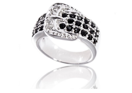 Vous ne serez pas forcément qualifiée de couguar, en portant cette bague :)