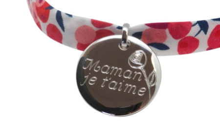 Faites plaisir à votre mère en lui en offrant ce bracelet simple, mais original