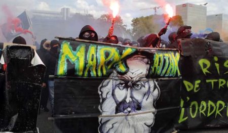 Dans certaines de leurs banderoles, les black blocs font référence à l'anarchisme et à la culture populaire