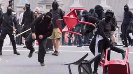 Les membres d'un black bloc sont toujours vêtus de noir, avec des lunettes et un sac à dos