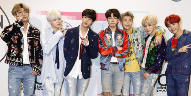 De gauche à droite : V, Suga, Jin, Jungkook, RM, Jimin et J-hope