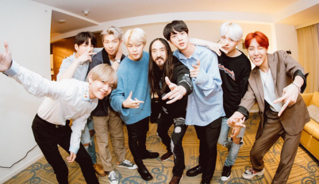 BTS et Steve Aoki lors de la collaboration pour « Mic Drop »