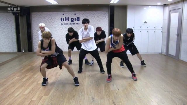 Dance mirror : les BTS s'entraînant sur leur titre "Danger" (enfin je crois xD)