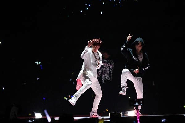 Jimin et J-hope aux MAMA 2014 à Hong Kong