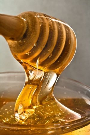 Pour un gommage visage naturel réussi, optez pour tous les bienfaits du miel pour notre peau