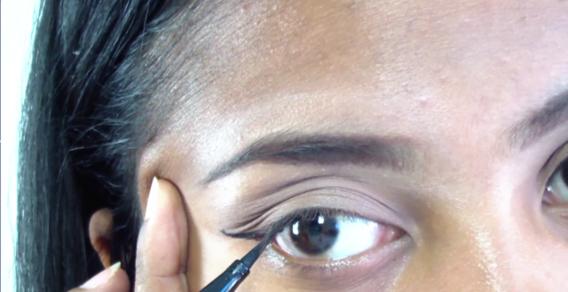 Il faut un peu d'entraînement pour tracer son eye-liner sans le rater xD
