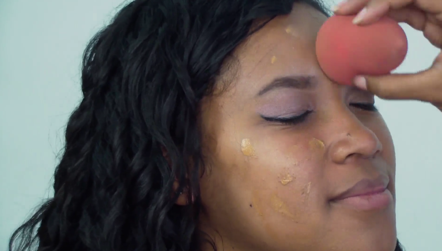 Estompez votre fond de teint à l'aide d'un beauty blender