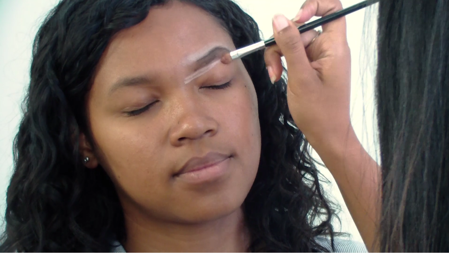 Pour commencer votre relooking total maquillage, il vous faut commencer (comme toujours) par les sourcils !