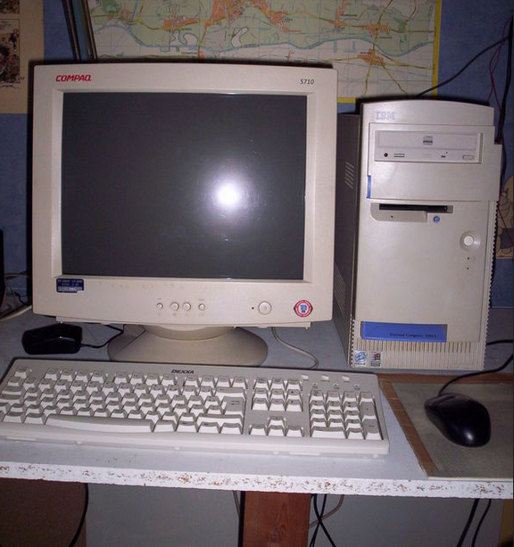 Un bon vieux ordinateur de bureau. Un tank xD
