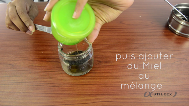 Ensuite, ajoutez-y votre miel et appliquez le mélange sur votre visageEnsuite, ajoutez-y votre miel et appliquez le mélange sur votre visage