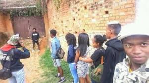 Dès le lendemain, des gens ont fait la queue pour avoir une photo devant le fameux portail