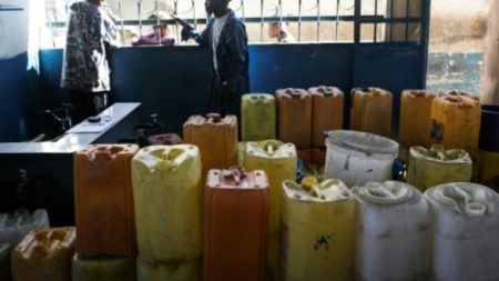 Les "mpatsaka rano" doivent faire la queue tôt le matin pour respecter les horaires d'ouverture des fontaines à eau
