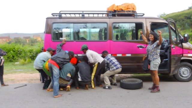 Solidarité pour réparer une panne en cours de route